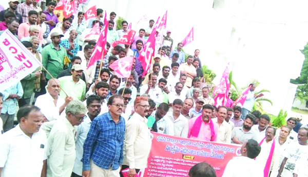 సంక్షేమ బోర్డును పునరుద్దరించాలని కలెక్టరేట్‌ వద్ద భవన నిర్మాణ కార్మికుల ధర్నా