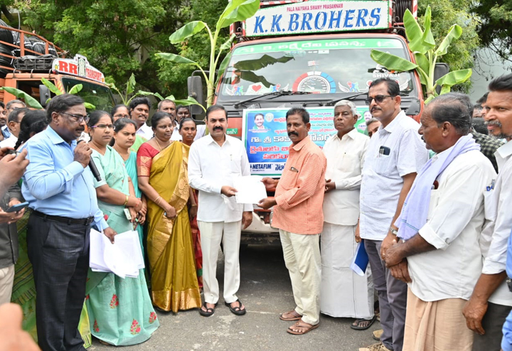 వ్యవసాయ పరికరాలు పంపిణీ
