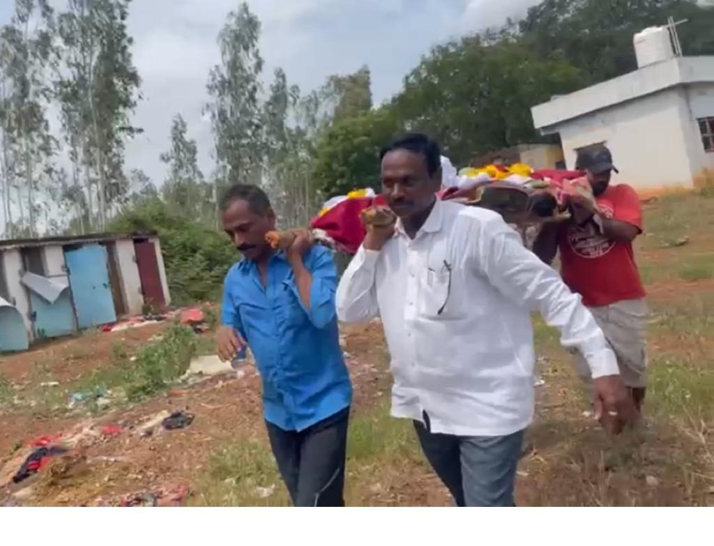 అనాథ శవానికి అంత్యక్రియలు