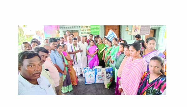 టేక్‌ హోం రేషన్‌ పంపిణీ