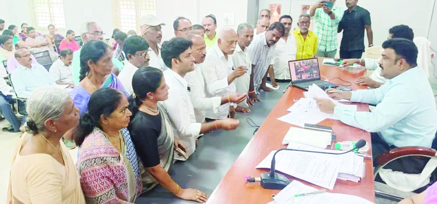 కలెక్టర్‌కు వినతి పత్రం అందజేస్తున్న రైతు సంఘం నాయకులు