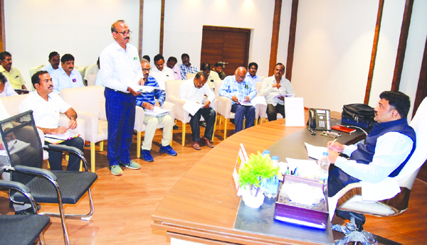 ప్రభుత్వ భవనాలను త్వరగా పూర్తి చేయాలి