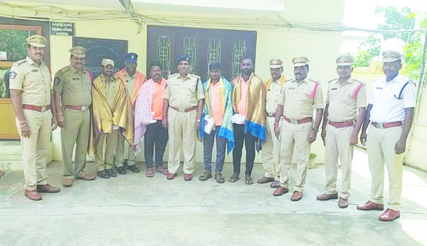 ఇద్దరిని కాపాడిన సిబ్బందికి అభినందన