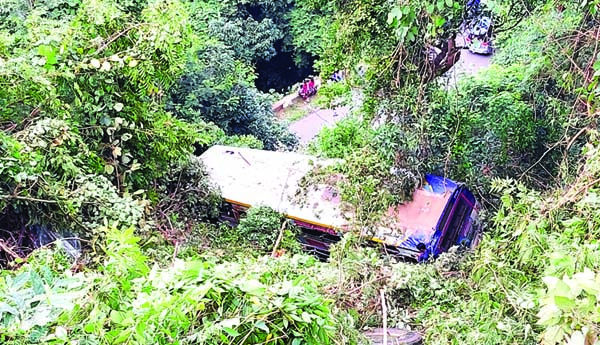 లోయలో పడి పోయిన బస్‌లోయలో పడి పోయిన బస్‌