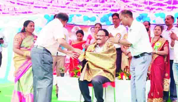 చైర్మన్‌ ను సన్మానిస్తున్న ఉపాధ్యాయులు