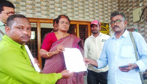 కార్మికులకు జీతాలు చెల్లించాలి