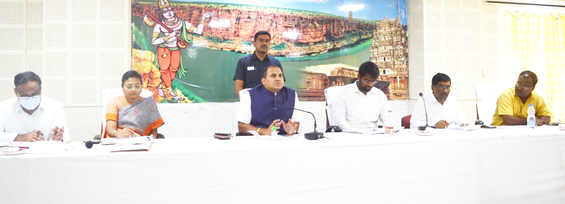 నాడు-నేడు పెండింగ్‌ పనులను తక్షణమే పూర్తి చేయాలి : కలెక్టర్‌