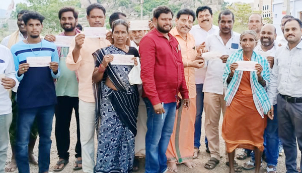 జీడి మొక్కల పరిహారం చెక్కుల పంపిణీ