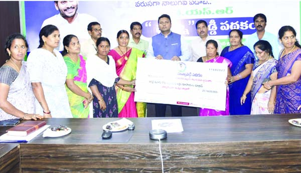 నైపుణ్యాలు మెరుగుపరుచుకోవాలి : కలెక్టర్‌