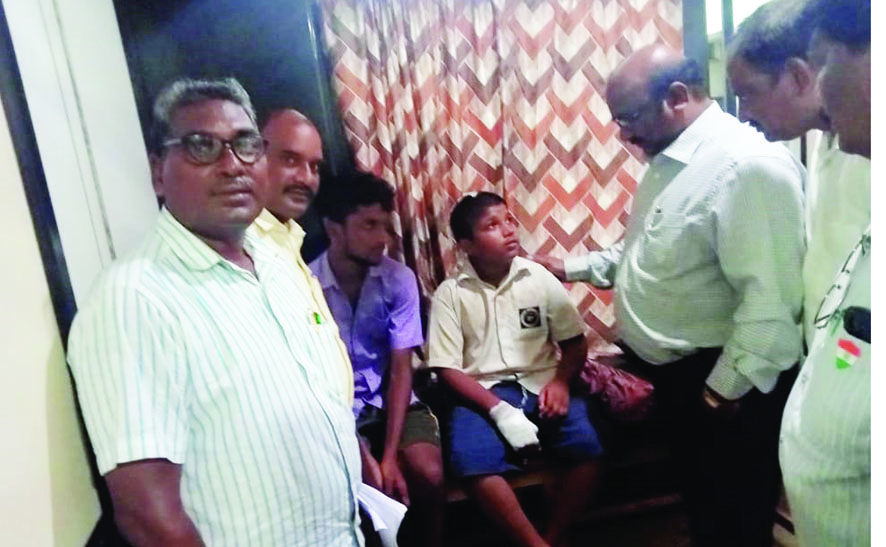 గాయపడిన విద్యార్థులను పరామర్శిస్తున్న రేపల్లె ఆర్‌ డి ఓ జే. పార్థసారది