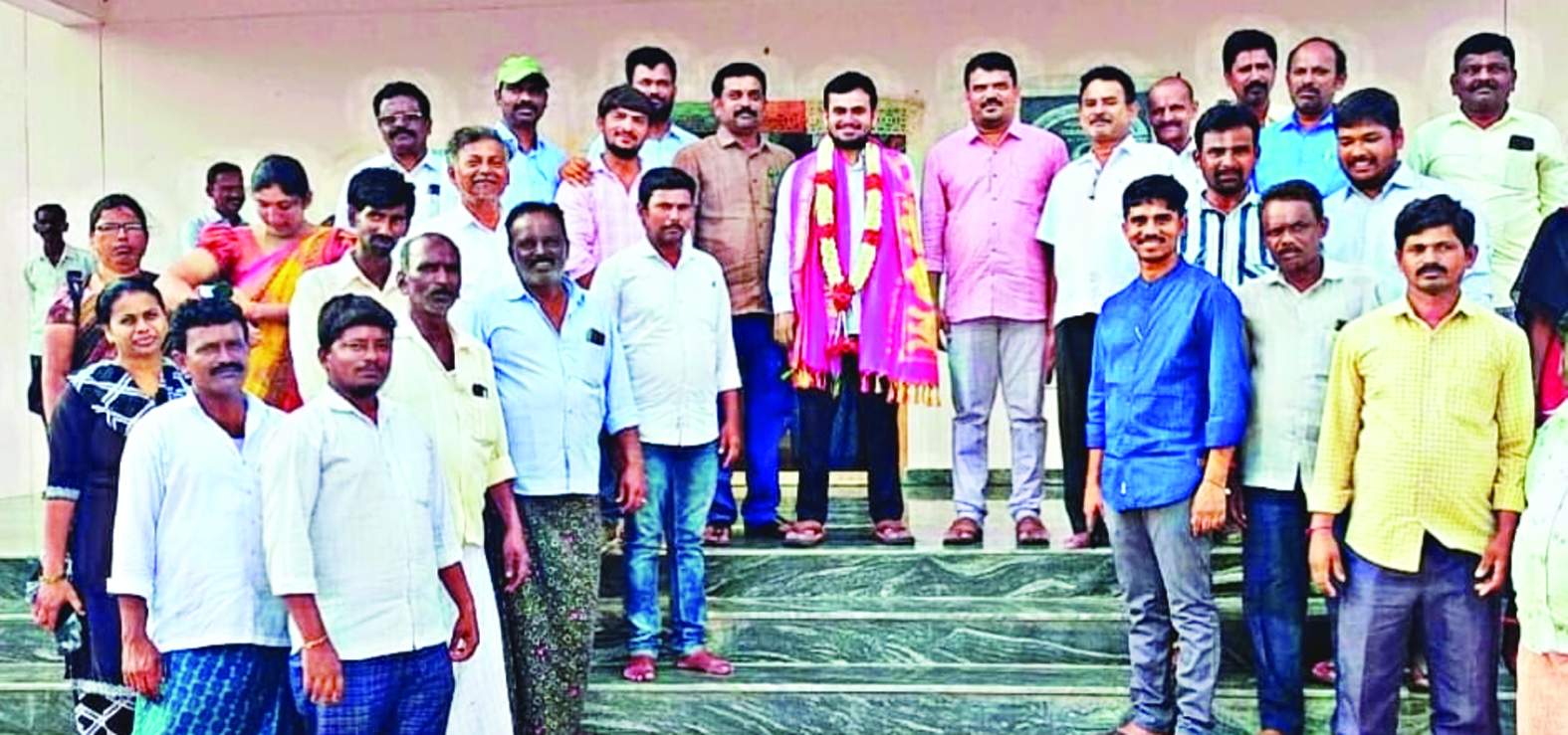 డిప్యూటీ తహశీల్దార్‌ గుండాల నాయక్‌ను సన్మానిస్తున్న తహశీల్దార్‌ లక్ష్మీనారాయణ