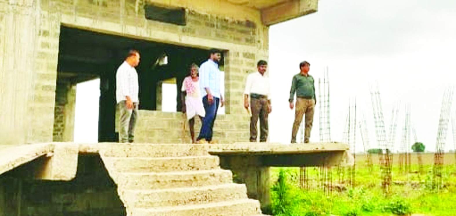 డేగులపాడులో నిర్మాణంలో ఉన్న భవనాలను పరిశీలిస్తున్న ఎంపిడిఒ