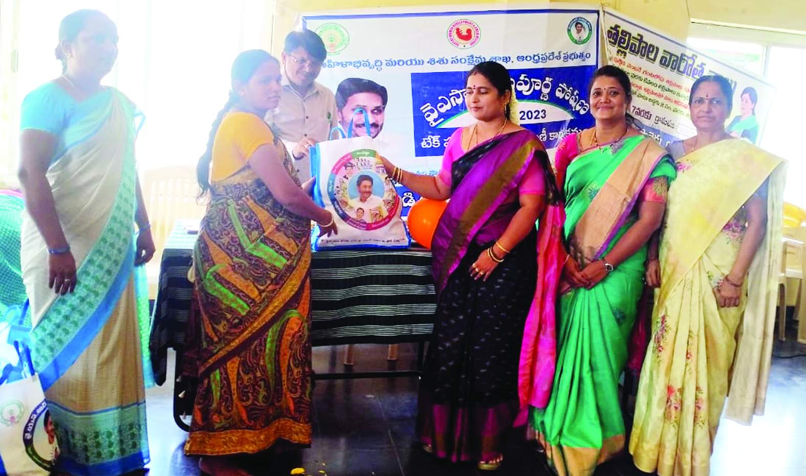 గర్భిణులకు కిట్లు పంపిణీ చేస్తున్న ఎంపిపి జూటూరు హేమలత మారయ్య