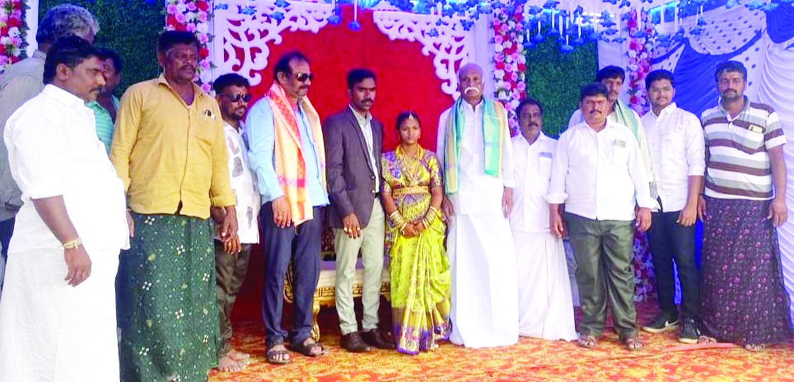 వధువరులను ఆశీర్వదిస్తున్న నాయకులు