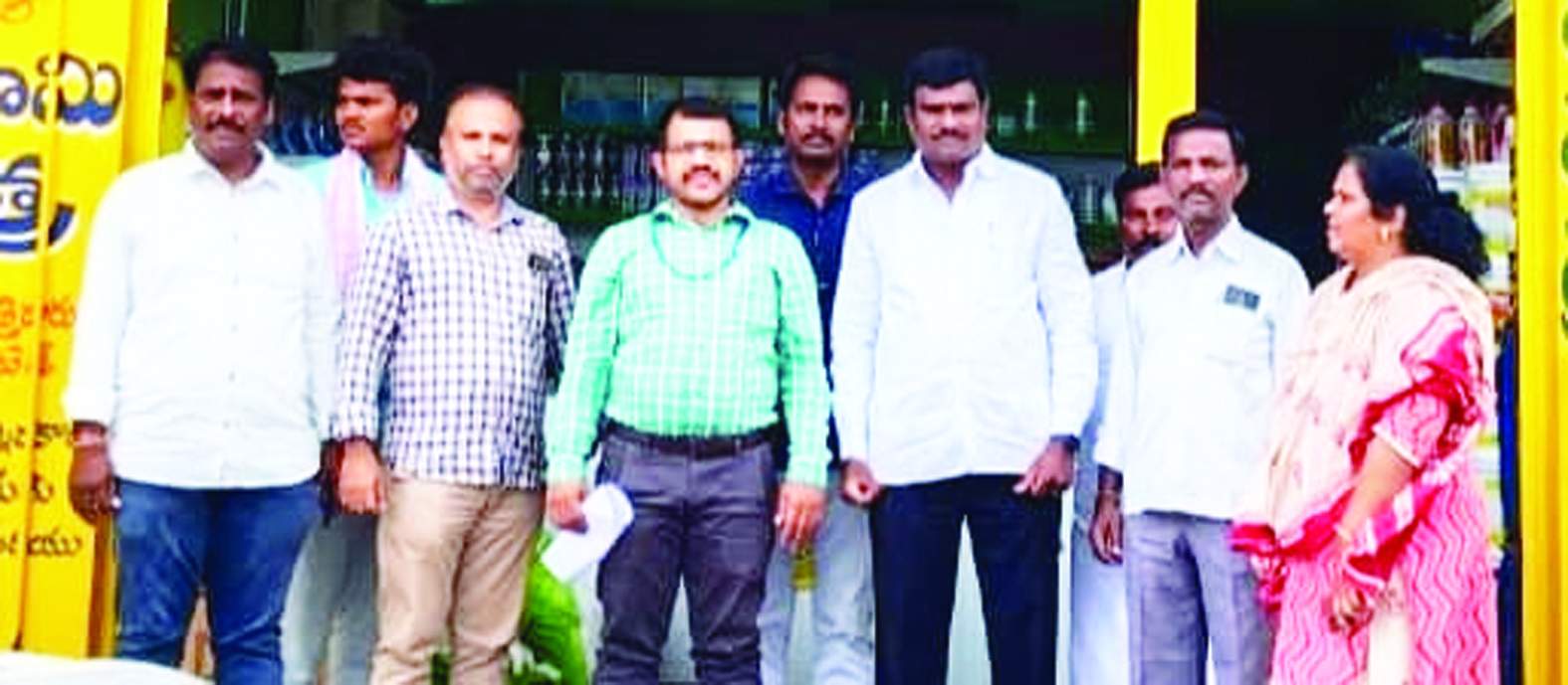 రైతులకు సూచనలు ఇస్తున్న డిడిఎం సుబ్బారెడ్డి