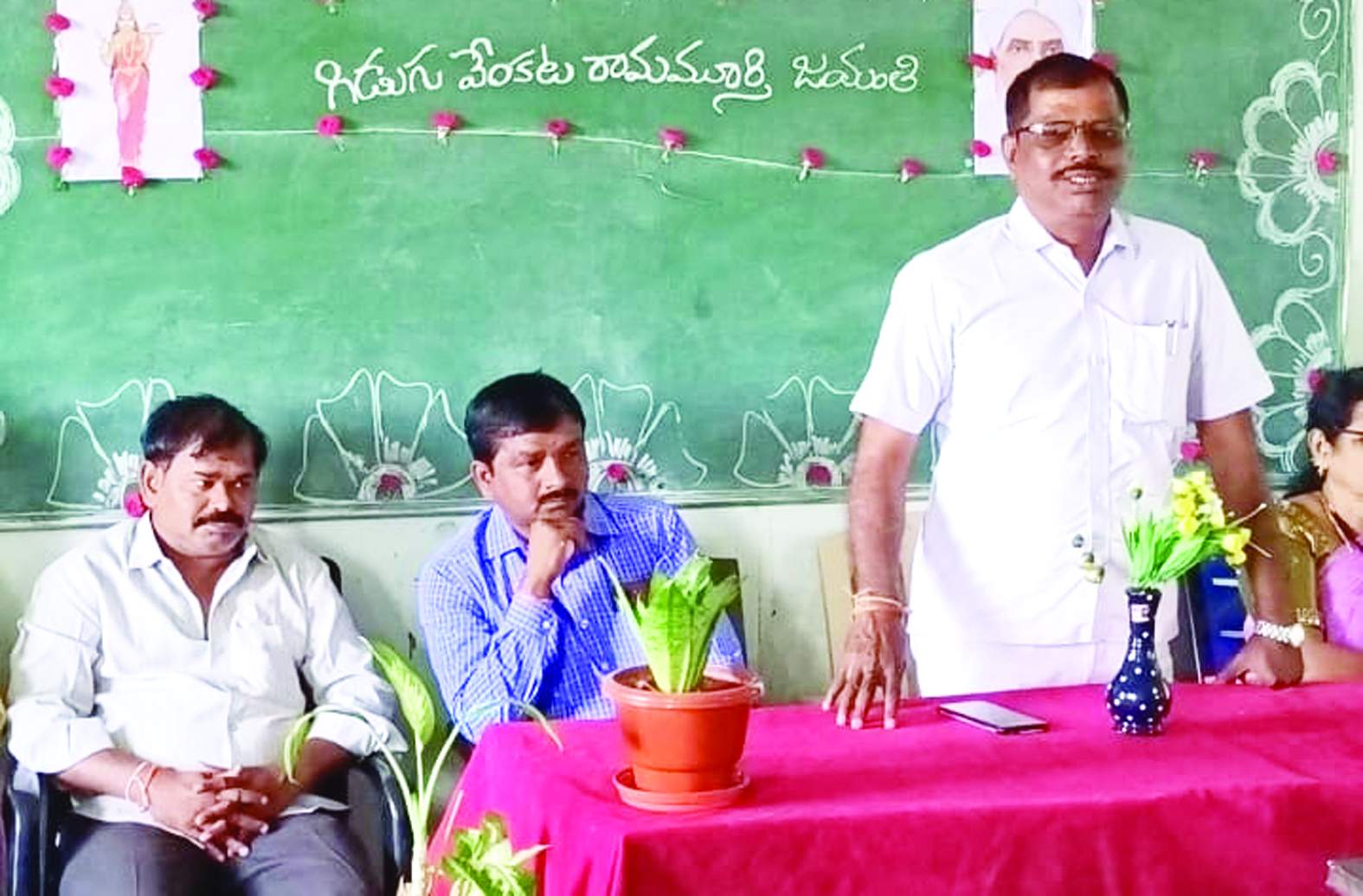 చిప్పగిరిలో మాట్లాడుతున్న ప్రిన్సిపల్‌ సుబ్రమణ్యం