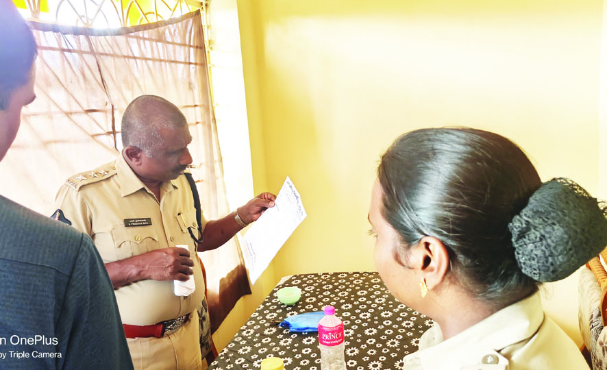 సంఘటన స్థలాన్ని పరిశీలిస్తున్న డిఎస్పీ ప్రసాద్‌