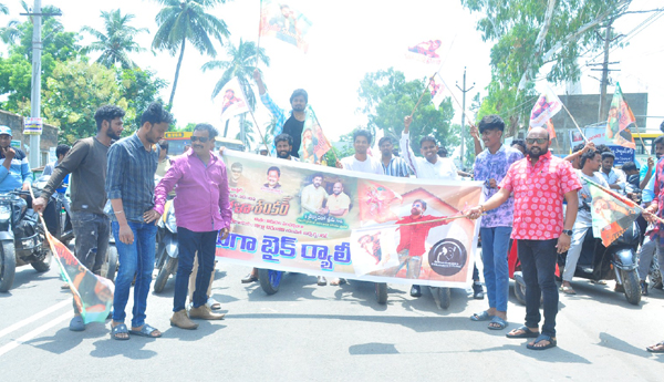 చిరంజీవి అభిమానుల బైక్‌ ర్యాలీ