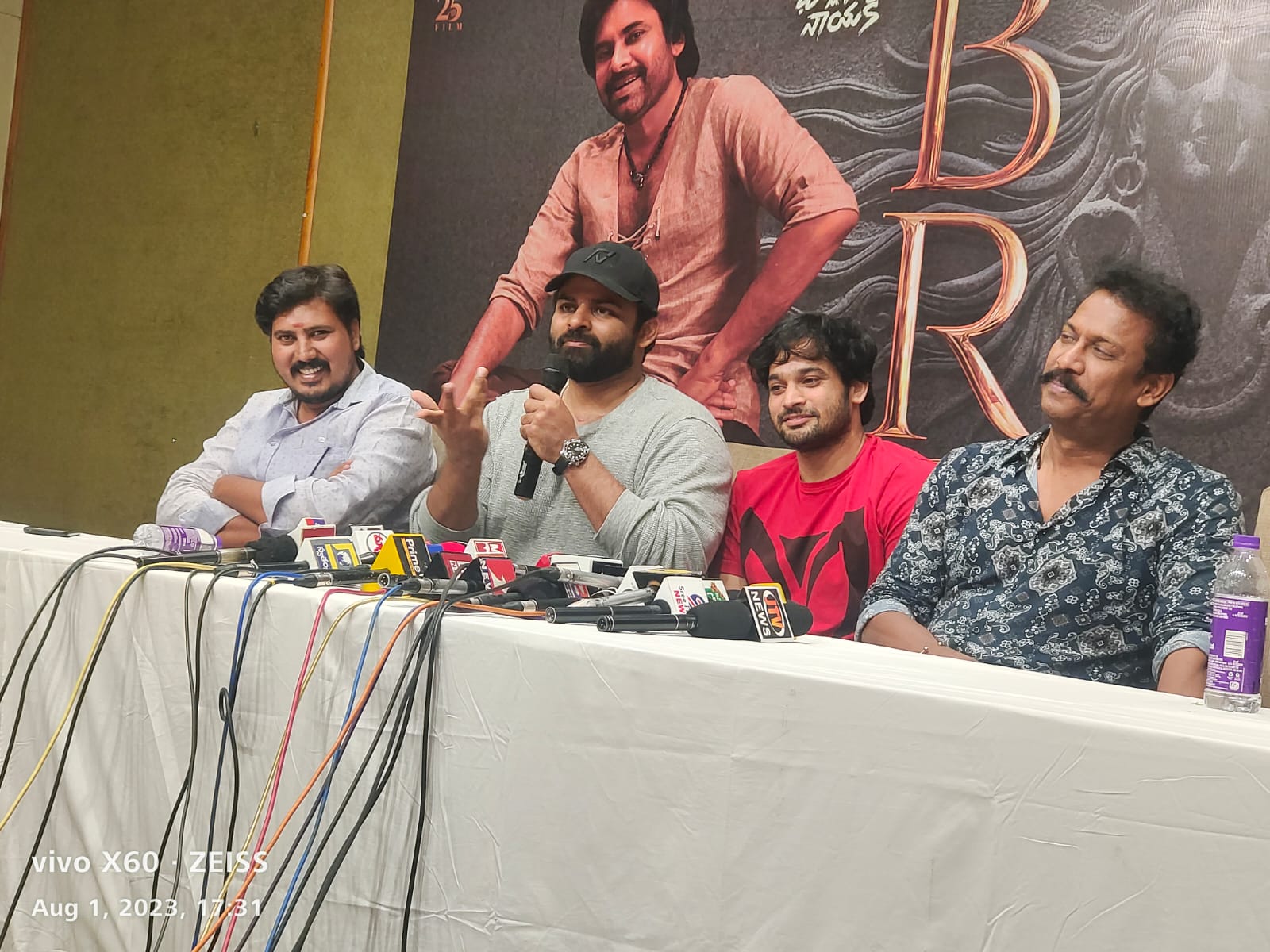 నగరంలో బ్రో మూవీ చిత్ర యూనిట్‌ సందడి