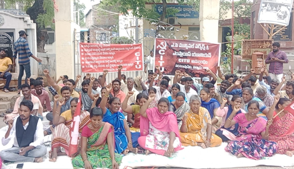 All-municipal-workers-should-be-made-permanent-citu