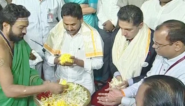 This-project-will-stop-immediately-in-Visakhapatnam-CM-Jagan-at-Bhumi-Puja-of-Inorbit-Mall