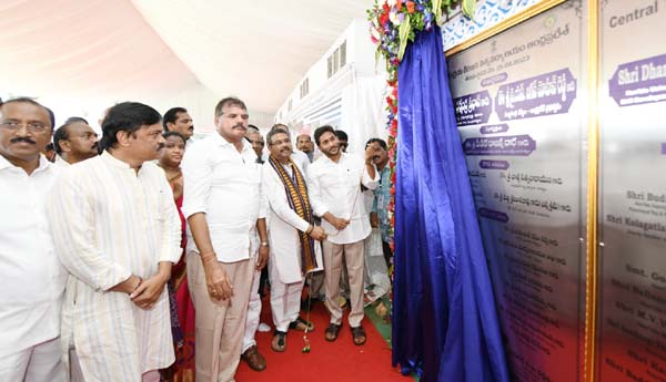  గిరిజన యూనివర్శిటీకి శంకుస్థాపన