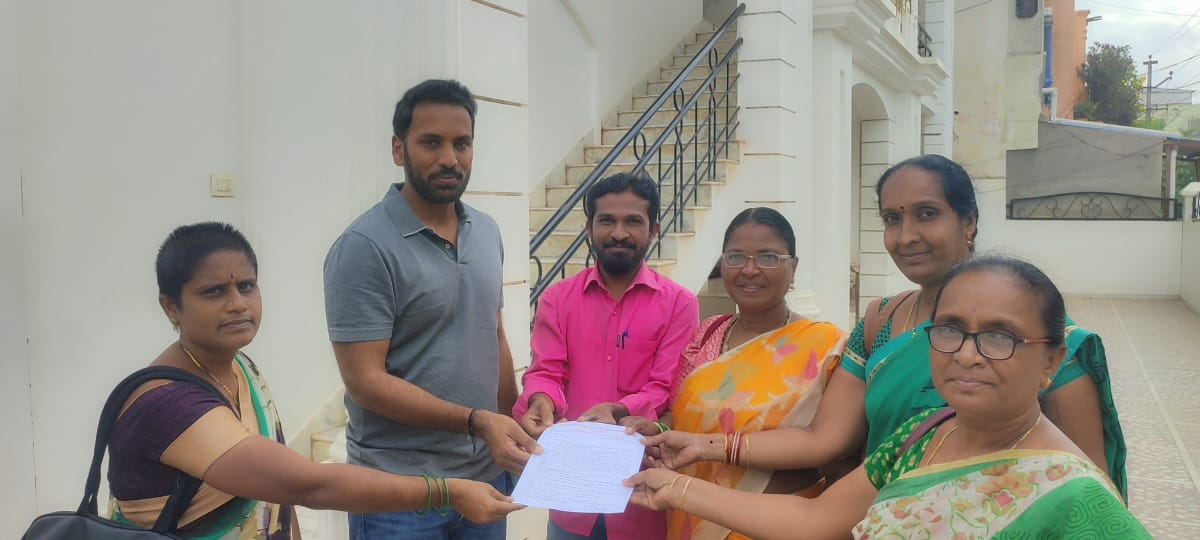 ఎమ్మెల్యేకు వినతి పత్రం ఇస్తున్న సిఐటియు, అంగన్వాడీ వర్కర్స్‌ యూనియన్‌ నాయకులు