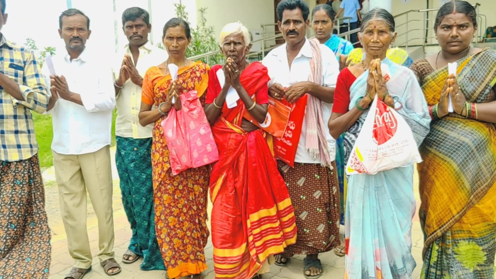  కలెక్టర్‌కు వినతిపత్రం ఇచ్చిన అనంతరం మీడియాతో మాట్లాడుతున్న బాధిత రైతులు