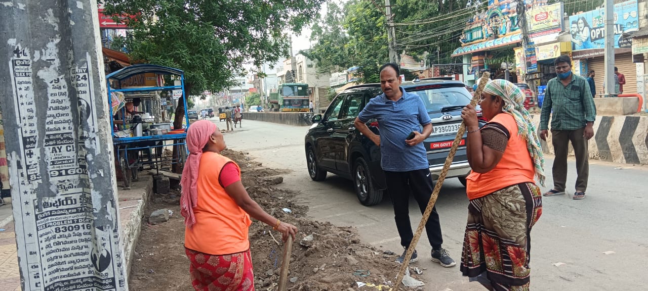  శానిటేషన్ పనులను పరిశీలించిన కమీషనర్