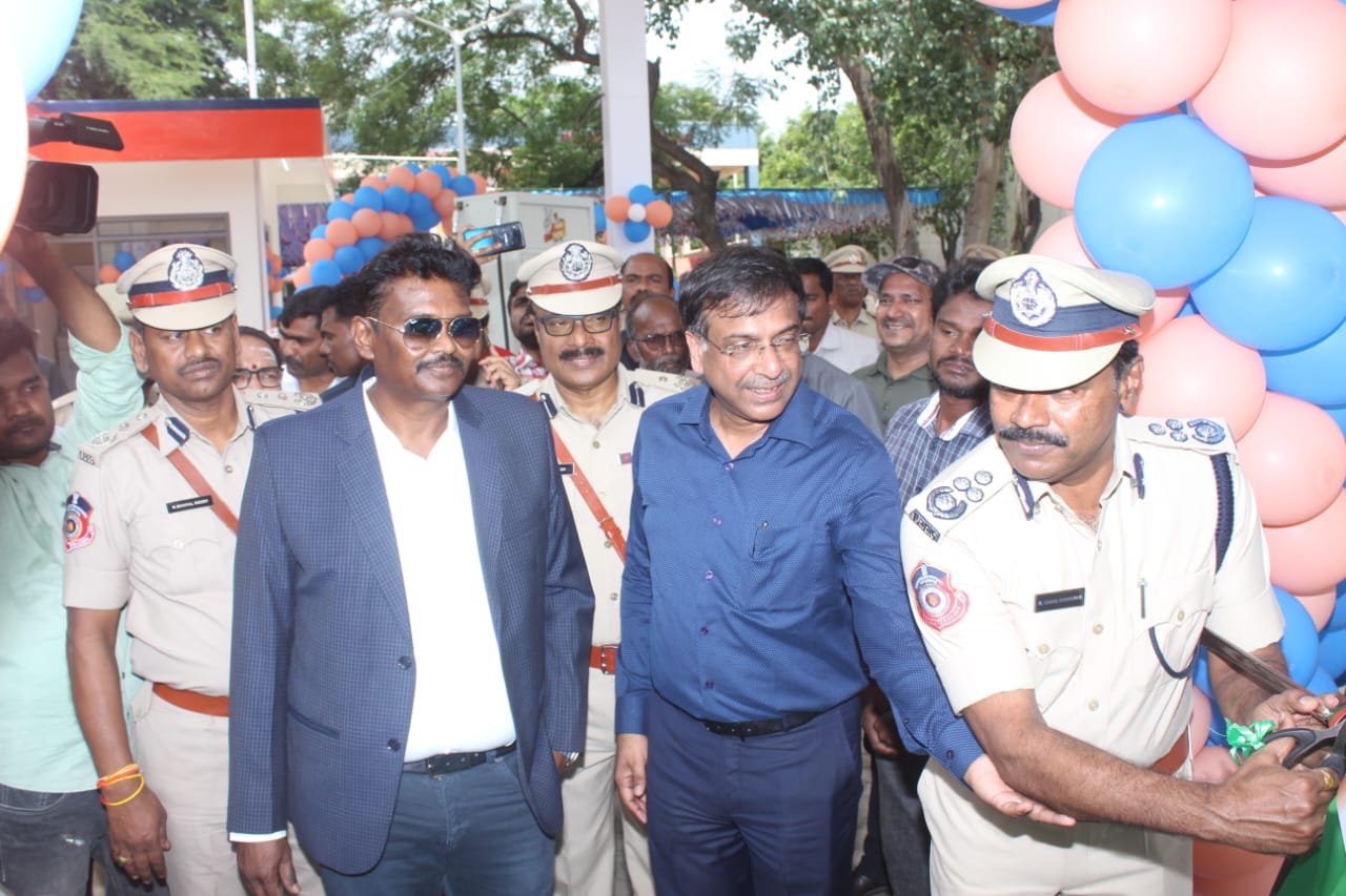  పెట్రోల్‌ బంక్‌ ను ప్రారంభిస్తున్న డైరెక్టర్‌ జనరల్‌ పి వి సునీల్‌ కుమార్‌