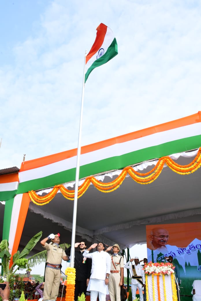 జాతీయ జెండాను ఎగురవేసి వందనం చేస్తున్న జిల్లా ఇన్‌ఛార్జి మంత్రి అంజాద్‌ బాషా, జిల్లా కలెక్టర్‌ మనజీర్‌ జిలానీ సామూన్‌, ఎఎస్‌పి వెంకటరాముడు తదితరులు