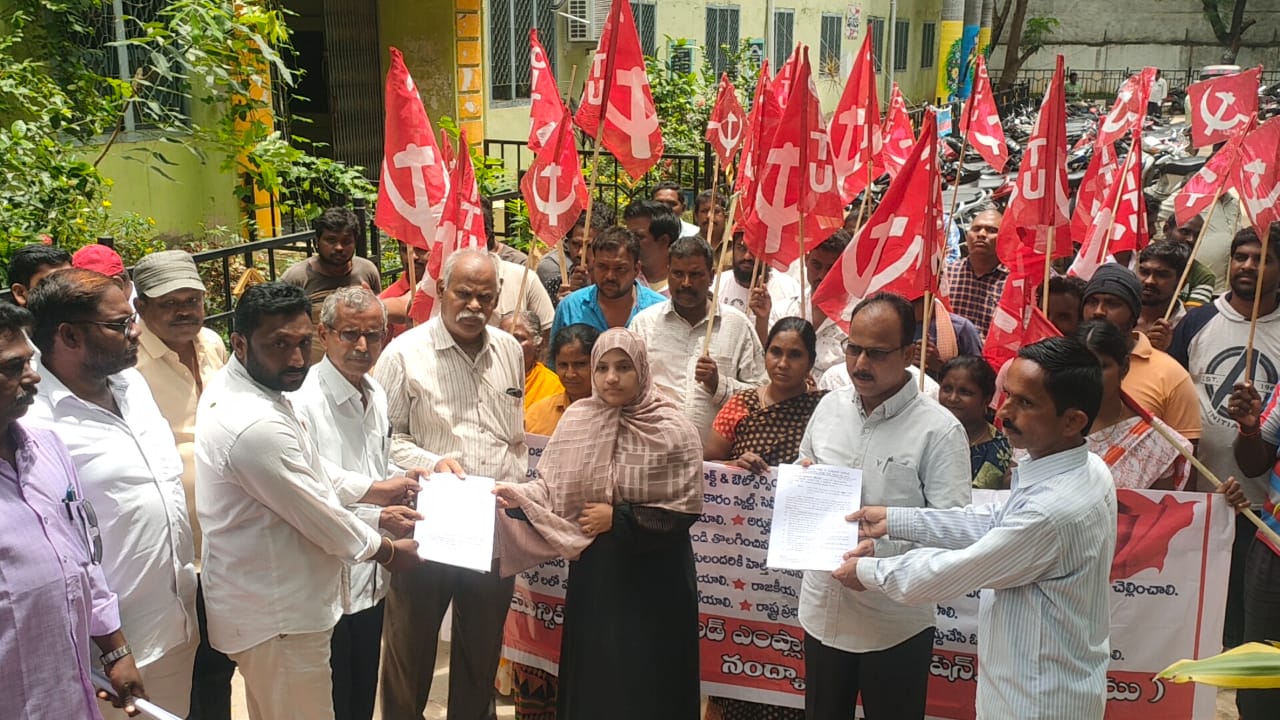 చైర్మన్‌కు, కమిషనర్‌కు వినతి పత్రం సమర్పిస్తున్న నాయకులు