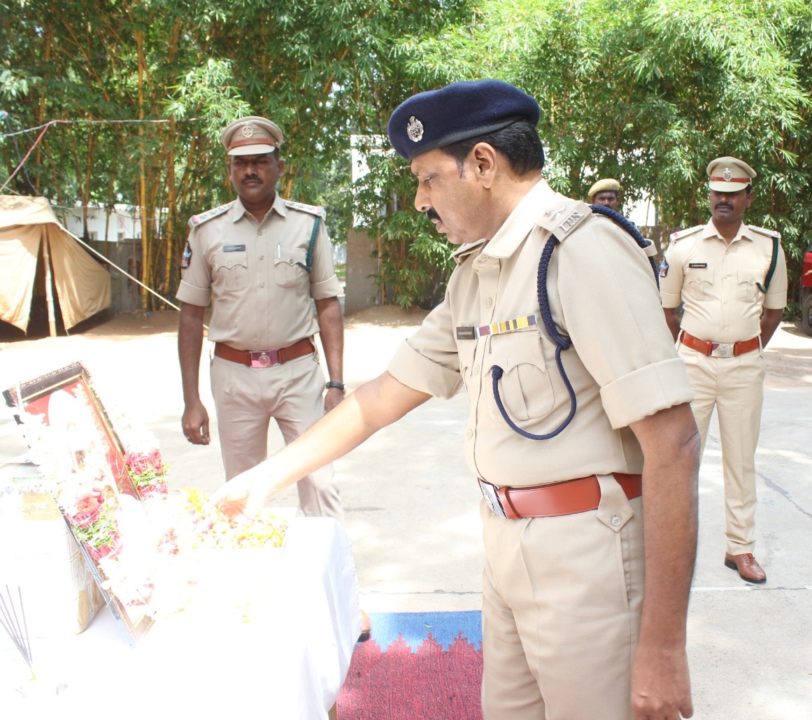 గిడుగు చిత్రపటానికి నివాళ్లులర్పిస్తున్న ఎస్‌పి