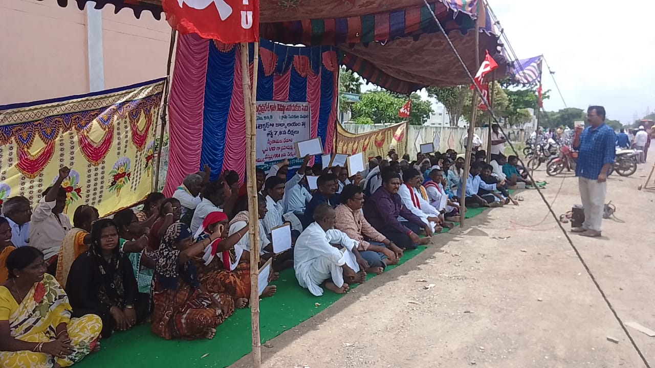  వీఆర్‌ఏల నిరాహార దీక్షలను ఉద్దేశించి మాట్లాడుతున్న సిఐటియు జిల్లా ప్రధాన కార్యదర్శి ఏ నాగరాజు