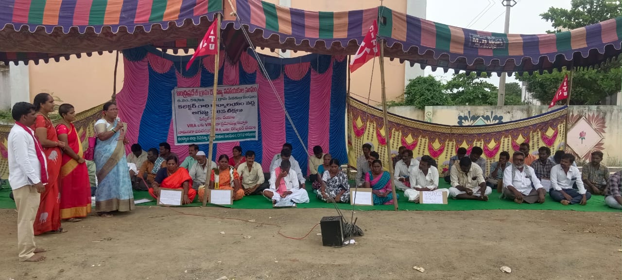 మాట్లాడుతున్న అంగన్వాడి యూనియన్ జిల్లా కార్యదర్శ ఎం. నిర్మలమ్మ