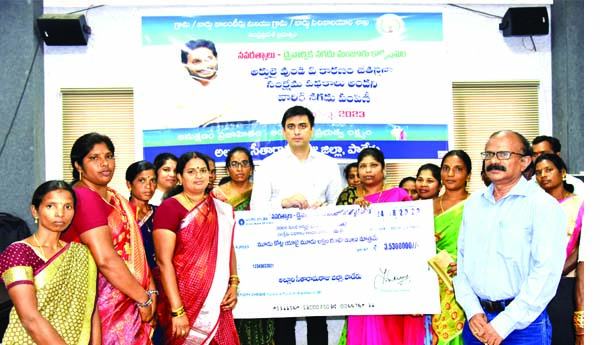 లబ్ధిదారుల ఖాతాల్లో నగదు జమ