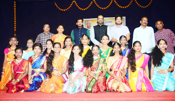 దేశభక్తిని చాటిచెప్పాయి