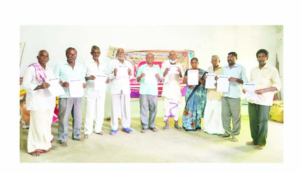 ధరలను పెంచుతున్న పాలకులకు బుద్ధి చెప్పాలి