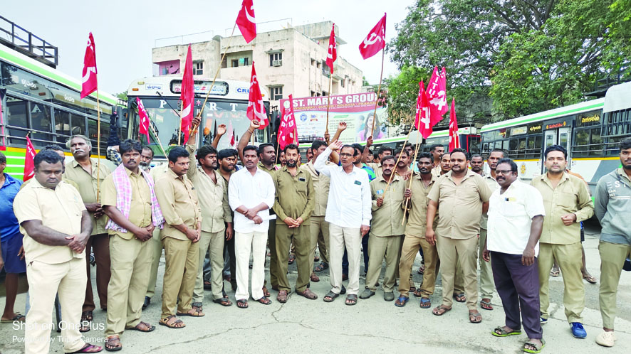చీరాల ఆర్‌టిసి బస్టాండ్‌లో ధర్నా చేస్తున్న సిఐటియు నాయకులు