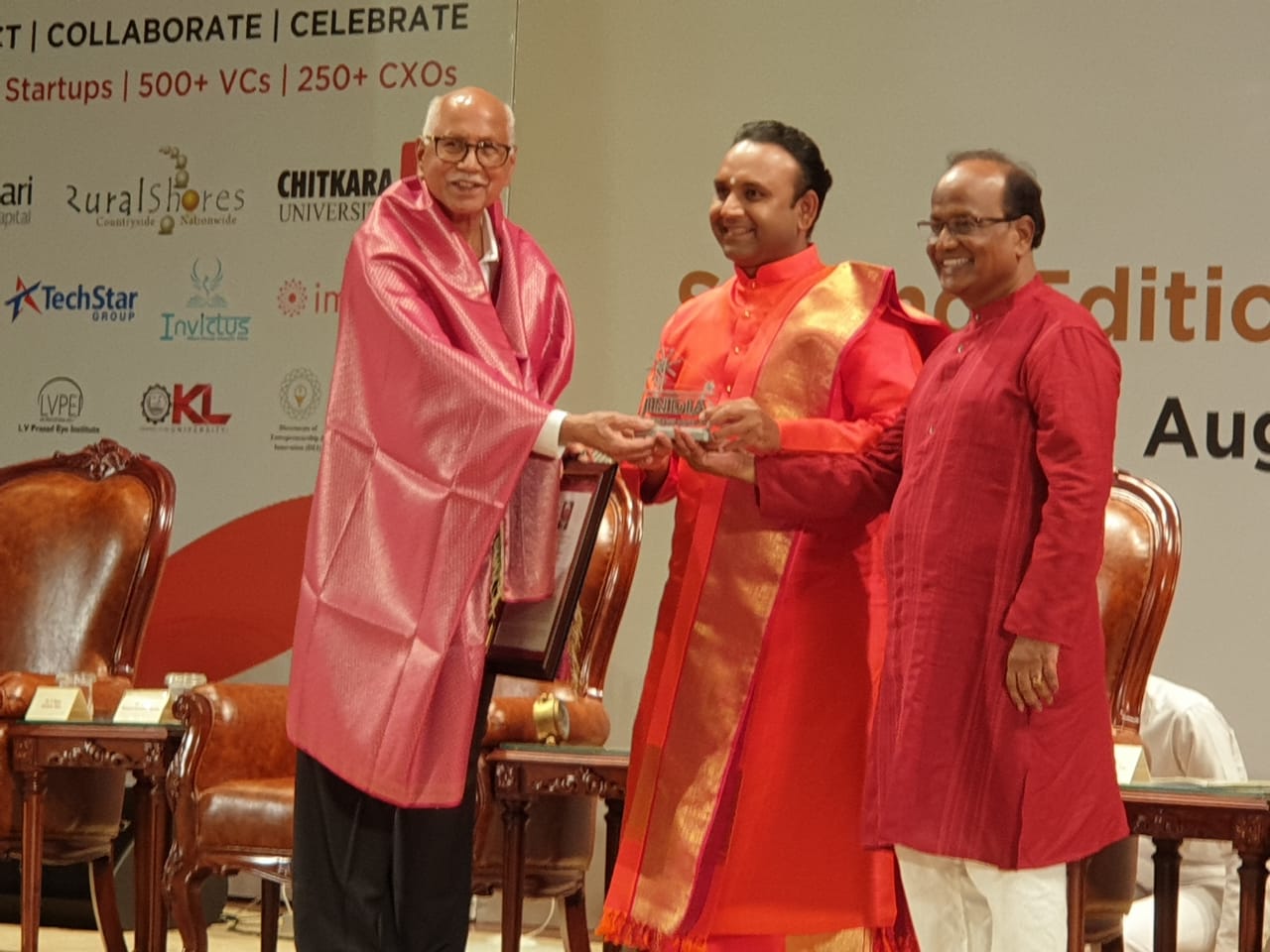 జీవితకాల సాఫల్య పురస్కారం అందుకుంటున్న గల్లా రామచంద్రనాయుడు 