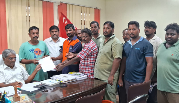 /Dharna-of-outsourcing-workers-at-municipal-office