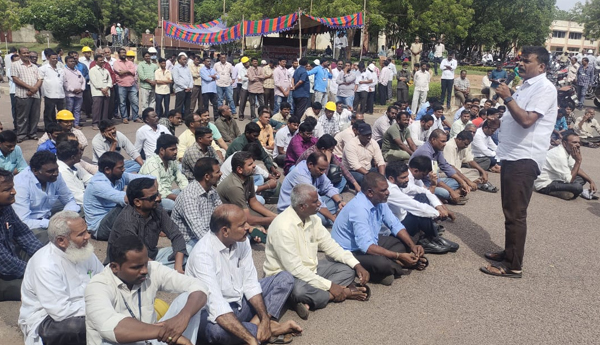 Struggle-Committee-dharna-in-front-of-RTPP-gate