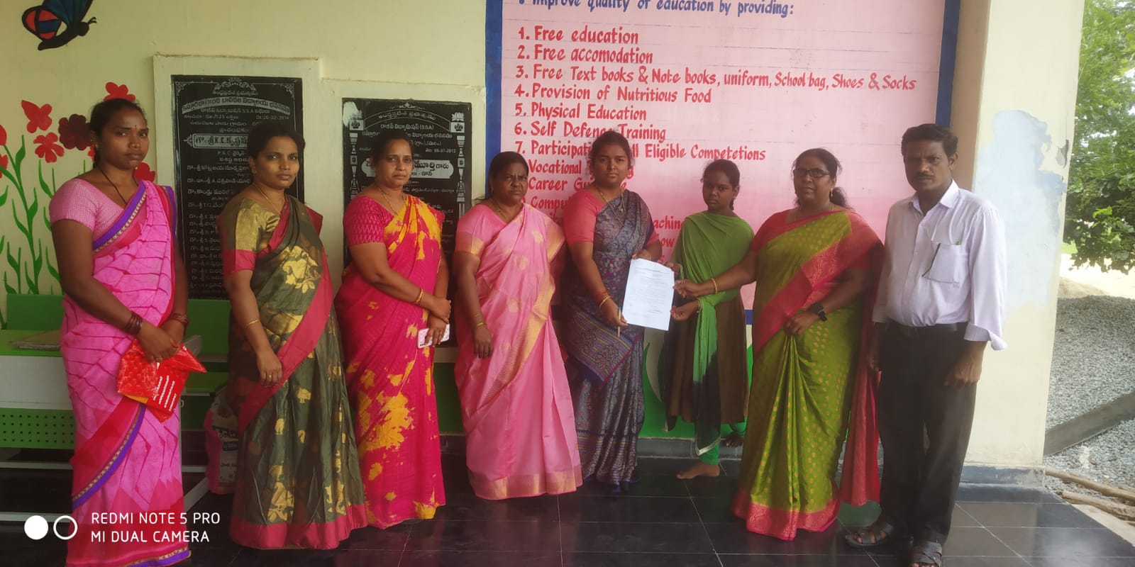 బాలికకు కెజిబివి పాఠశాలలో ప్రవేశం కల్పిసూ ధ్రువపత్రం అందజేస్తున్న అధికారులు