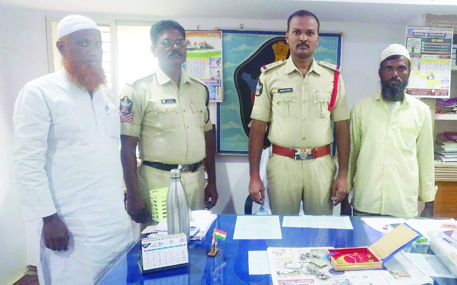 రికవరీ చేసిన నగలు, నగదును బాధితునికి అప్పగిస్తున్న ఎస్‌ఐ భూపాలుడు