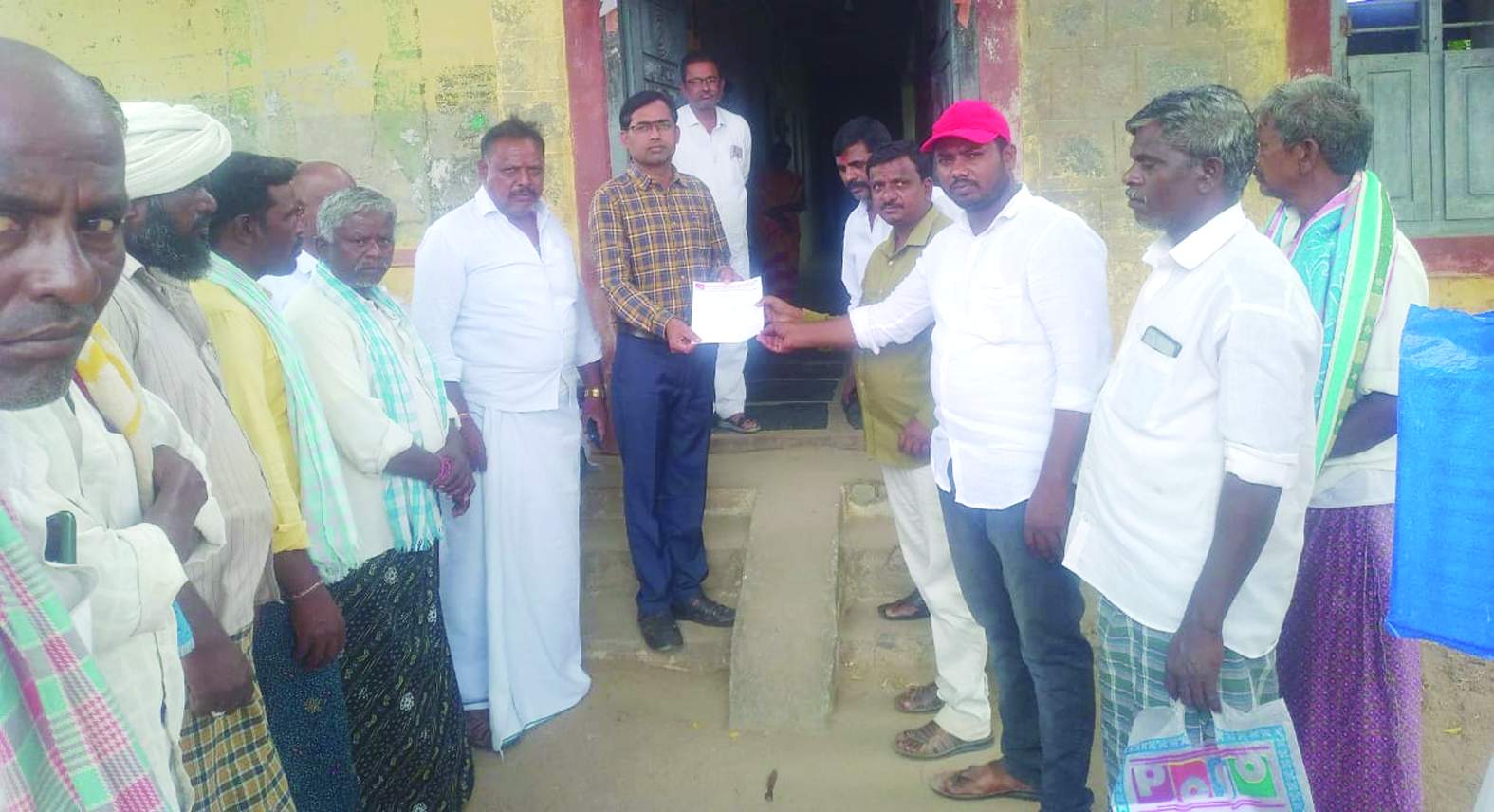 తహశీల్దార్‌కు వినతిపత్రం అందిస్తున్న సిపిఎం నాయకులు
