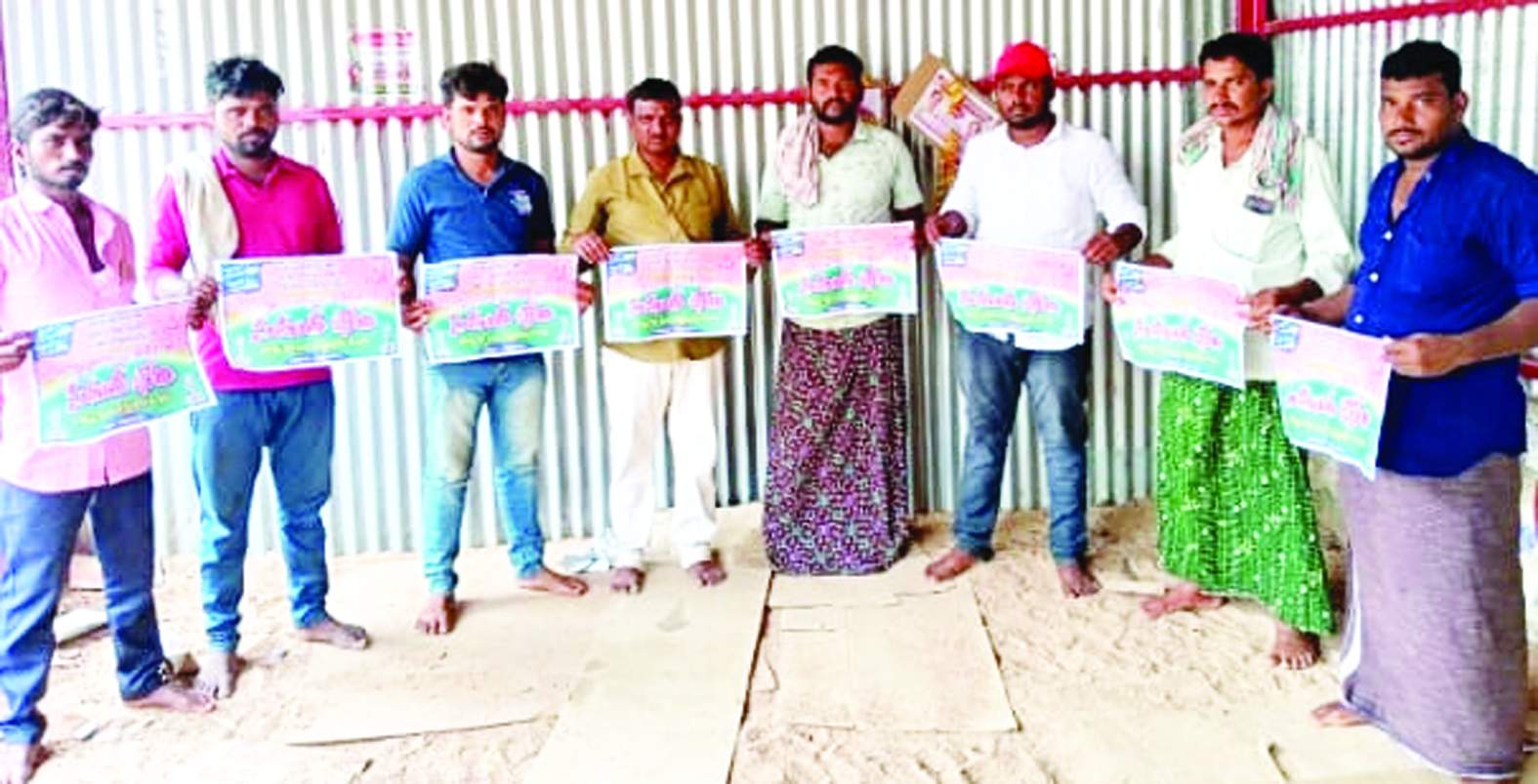 గోడపత్రికలు ఆవిష్కరిస్తున్న సిపిఎం నాయకులు