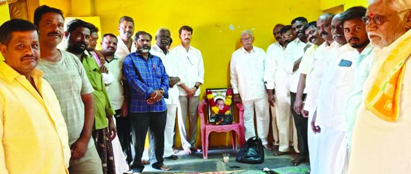 దేవనకొండలో నివాళులర్పిస్తున్న టిడిపి నాయకులు