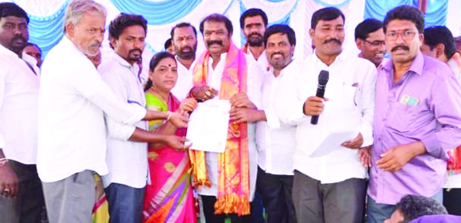 భూ హక్కు పత్రాలను పంపిణీ చేస్తున్న మంత్రి గుమ్మనూరు