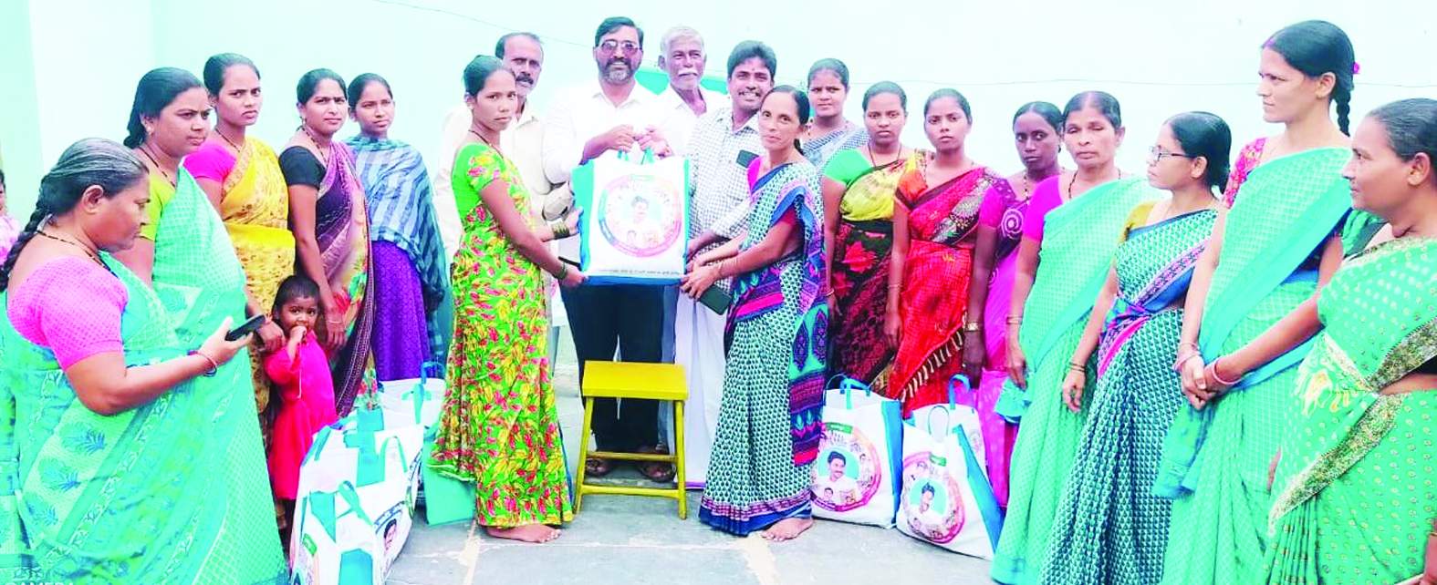 దేవనకొండలో కిట్లు పంపిణీ చేస్తున్న సర్పంచి అరుణ్‌ కుమార్‌