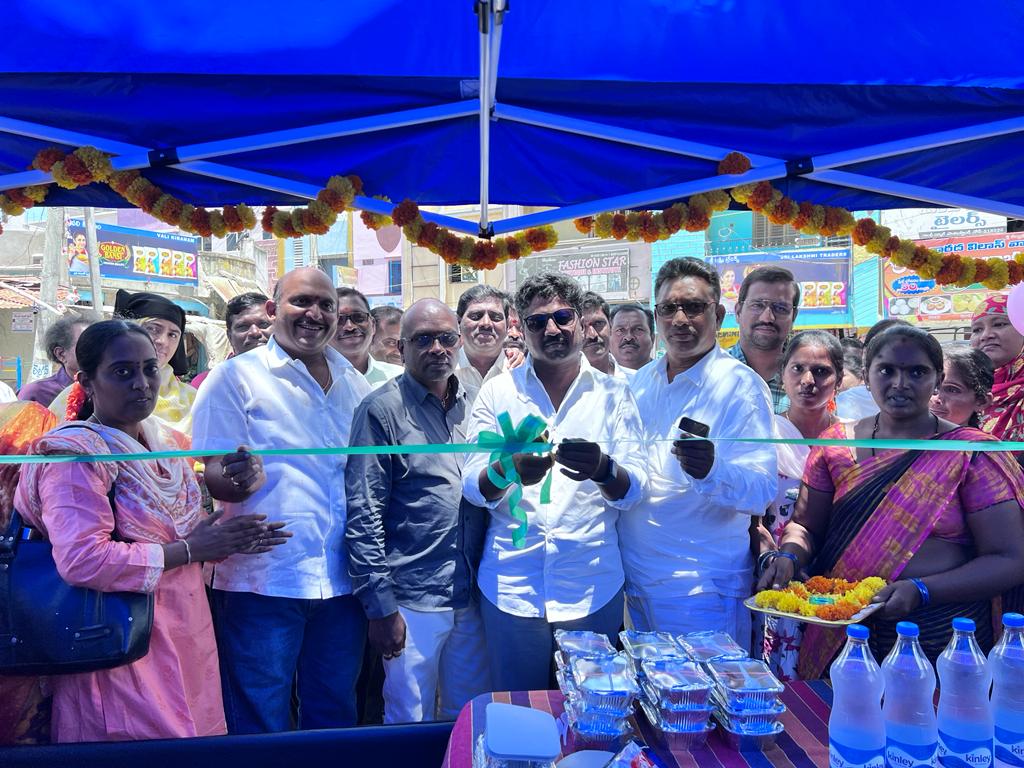 ఆహా క్యాంటీన్‌ ను ప్రారంభిస్తున్న మున్సిపల్‌ చైర్మన్‌ సప్తశైల రాజేష్‌